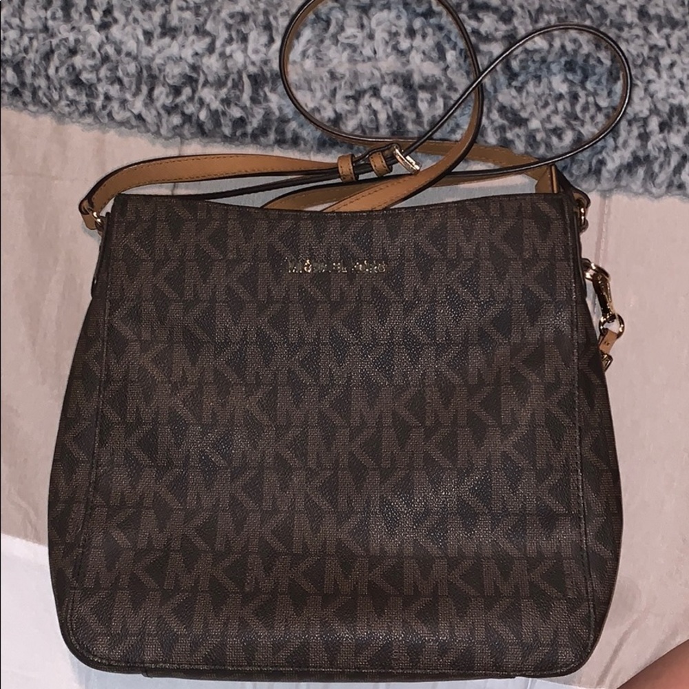 🌸 crossbody Michael Kors purse🌸
